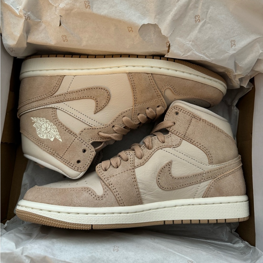 BRAND NEW JORDAN
AIR JORDAN 1 MID SE